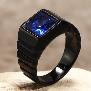 Vue détaillée d'une pierre bleue rectangulaire sur bague en acier titane noir strié