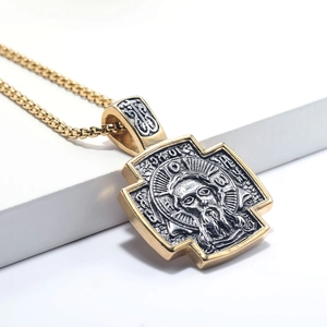 Macro shot van punk retro religieuze hanger met gouden montuur en zilveren heiligenportret