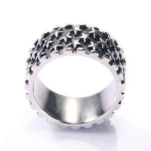Bague punk large en acier inoxydable avec relief d'étoiles et finition oxydée