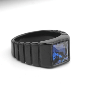 Bague en acier titane noir avec pierre carrée bleue et détails de bande rainurés