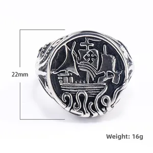Anello vintage in acciaio inox con rilievo di nave a vela e tentacoli di polpo, alto 22mm