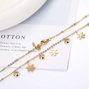 Elegante gouden ketting met sneeuwvlok hanger, zirkoon kristallen en een verstelbare sluiting