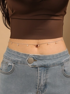 Vue détaillée de la chaîne de taille argentée avec de délicates perles blanches pour femmes