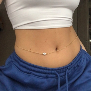 Goldene Taillenkette mit zierlichem Metallglied und zentralem Rhombus-Anhänger für Damen