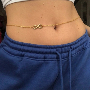 Schicke goldene Unendlichkeit-Taillenkette mit Perlen für stilvolle Damen Outfits