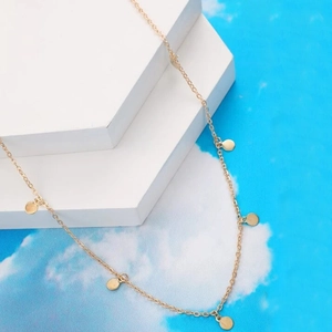 Sexy goldene Bauchkette aus Metall mit runden Pailletten-Anhängern auf Display