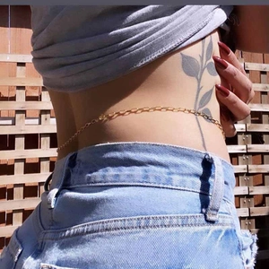 Catena da vita minimalista in metallo dorato da donna indossata da una modella