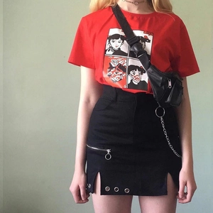 Chaîne de pantalon punk hip hop avec mini-jupe noire et T-shirt rouge à graphique