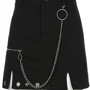 Jupe noire punk à taille haute avec chaînes métalliques et détails d'œillets sur blanc