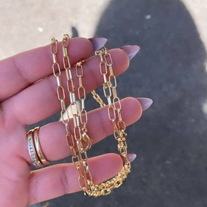 Elegante catena per il corpo in oro con maglie rettangolari e chiusura a moschettone