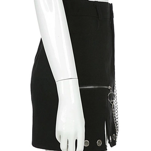 Jupe noire style punk hip-hop avec fente latérale et chaînes métalliques décoratives