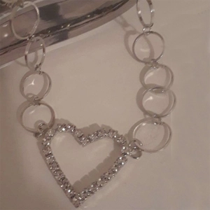 Catena con pendente a cuore di strass scintillanti e grandi maglie rotonde in metallo lucido
