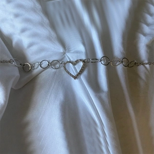 Catena da vita trendy in argento con pendente a cuore in strass su tessuto di seta bianco