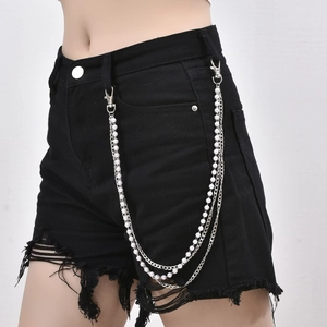 Chaîne de taille multicouche punk hip hop avec perles sur short en jean