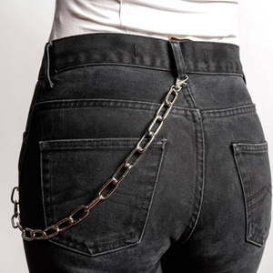 Chaîne de pantalon punk argentée sur jean noir pour un look streetwear hip-hop