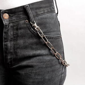 Chaîne de taille punk à couche simple en métal avec fermoir sur un jean noir