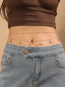 Détail d'une chaîne de taille argentée à double couche avec breloques lune polie