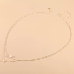 Chaîne de corps dorée double rang avec perles et pendentif cœur pour un look d'été