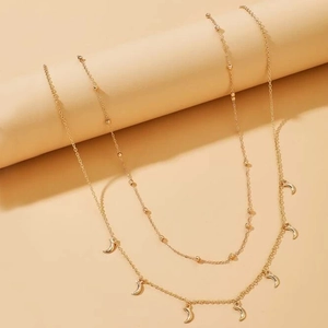 Chaîne de taille dorée à deux rangs avec pendentifs croissant de lune et perles
