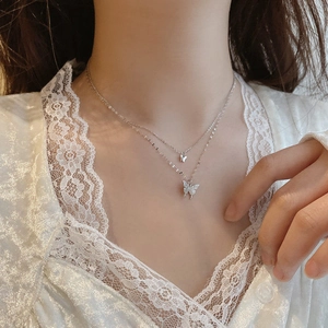 Collier double couche avec pendentif papillon en argent et zircons étincelants