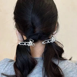 Lot de 2 barrettes ours évidés argentées avec strass portées sur les cheveux