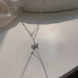 Vue macro du collier papillon à double couche avec des strass étincelants