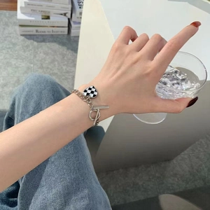 Bracelet chaîne argenté avec pendentif cœur à damier et fermoir à bascule tendance