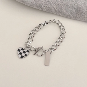 Bracelet chaîne argentée avec pendentif cœur à damier et fermoir à bascule