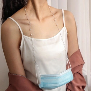 Elegante silberne Maskenkette mit weißen Perlen und sicheren Karabinern für den Alltag