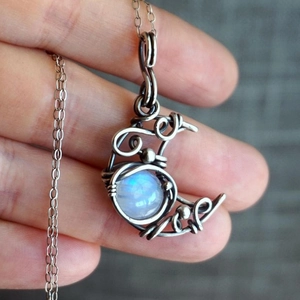 Collier bohème avec pendentif lune en fil enroulé et pierre de lune bleue