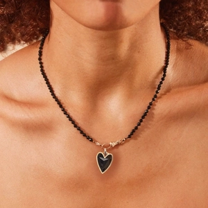 Collar minimalista de cuentas negras con colgante de corazón y detalles dorados