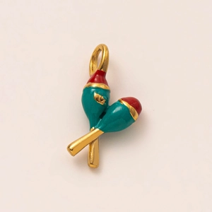 Vue macro d'un pendentif maracas coloré avec émail rouge et vert en acier doré 18K