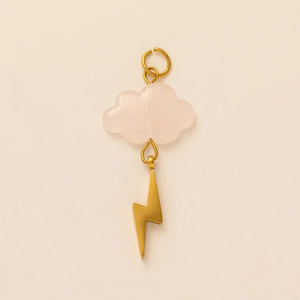 Detail van een roze doorschijnende wolkenhanger met een gouden bliksembedel