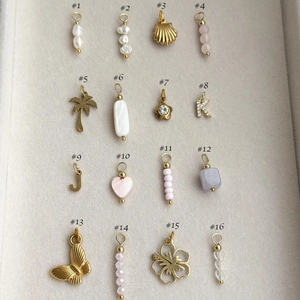 Variedad de colgantes DIY bañados en oro de 18K con perlas, conchas y letras en 16 estilos