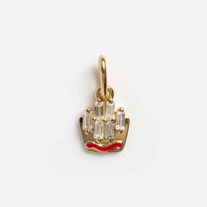 Macro-opname van gouden frietjes hanger met schitterende zirkonia en rood emaille detail