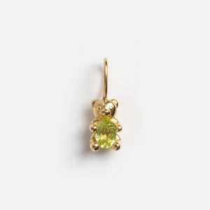Detail van 3D beertje hanger met gouden plating en groene edelsteen op de ring