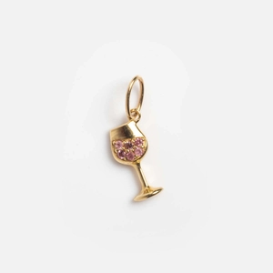 Macro-detail van wijnglashanger met goudlaagje en roze pavé gezette edelstenen