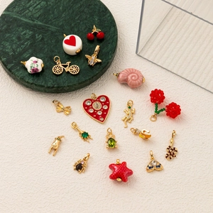 Assortimento di ciondoli fai-da-te con animali placcati in oro, cuori e smalto colorato