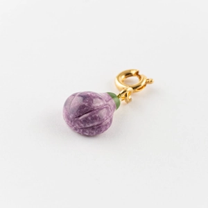 Vue détaillée d'un pendentif légume en émail violet avec fermoir doré 18 carats