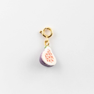 Détail macro du pendentif figue plaqué or 18 carats avec émail violet et fermoir anneau