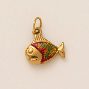 Détail d'un pendentif poisson doré avec émail dégradé coloré et texture en nid d'abeille