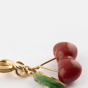 Détail du pendentif en forme de cerise avec placage d'or 18K et émail rouge et vert