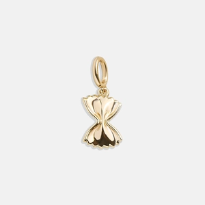 Détail du pendentif en forme de pâtes farfalle en acier inoxydable plaqué or 18K