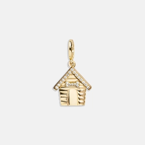 Détail d'un pendentif niche en plaqué or 18K avec des zircons brillants en forme d'os