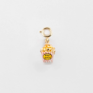Vue détaillée du pendentif pop-corn plaqué or 18K avec émail rouge et blanc