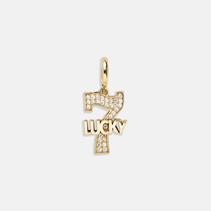 Détail du pendentif doré chiffre 7 avec gravure Lucky et pierres scintillantes