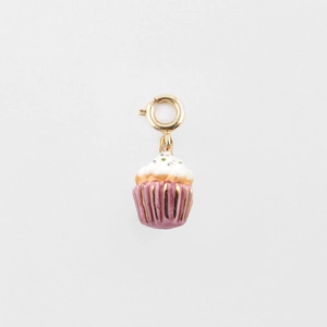 Gros plan du pendentif cupcake plaqué or 18K avec émail coloré et fermoir à ressort
