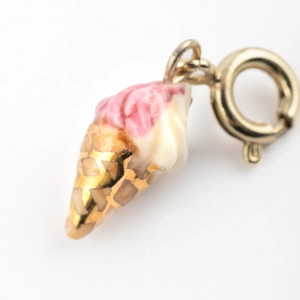 Détail d'un pendentif cornet de glace plaqué or 18K avec émail rose et blanc délicat