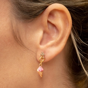 Vue détaillée d'une boucle d'oreille en acier doré avec un pendentif glace rose