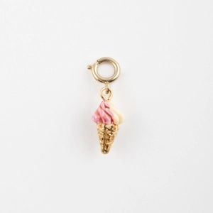 Pendentif crème glacée en plaqué or 18K détaillé avec crème rose et fermoir anneau